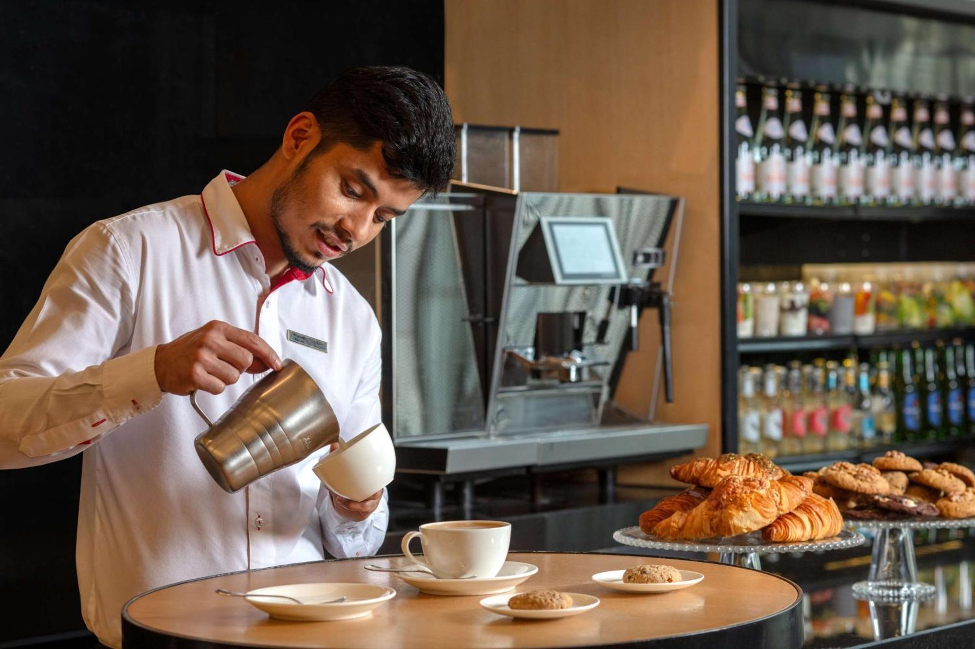 Hyatt Regency Riyadh Olaya Екстер'єр фото A barista at work