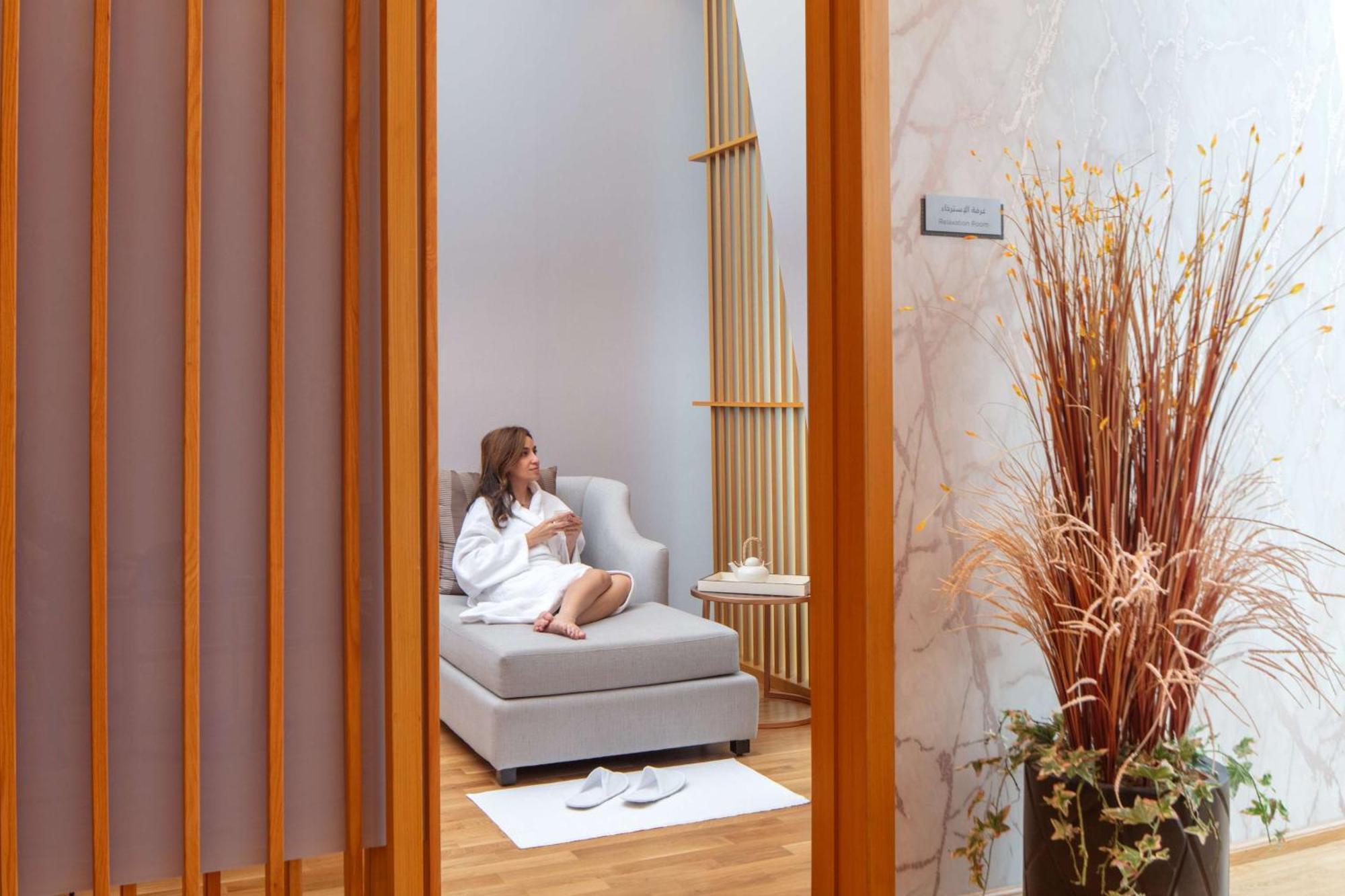 Hyatt Regency Riyadh Olaya Екстер'єр фото A woman relaxing in a spa