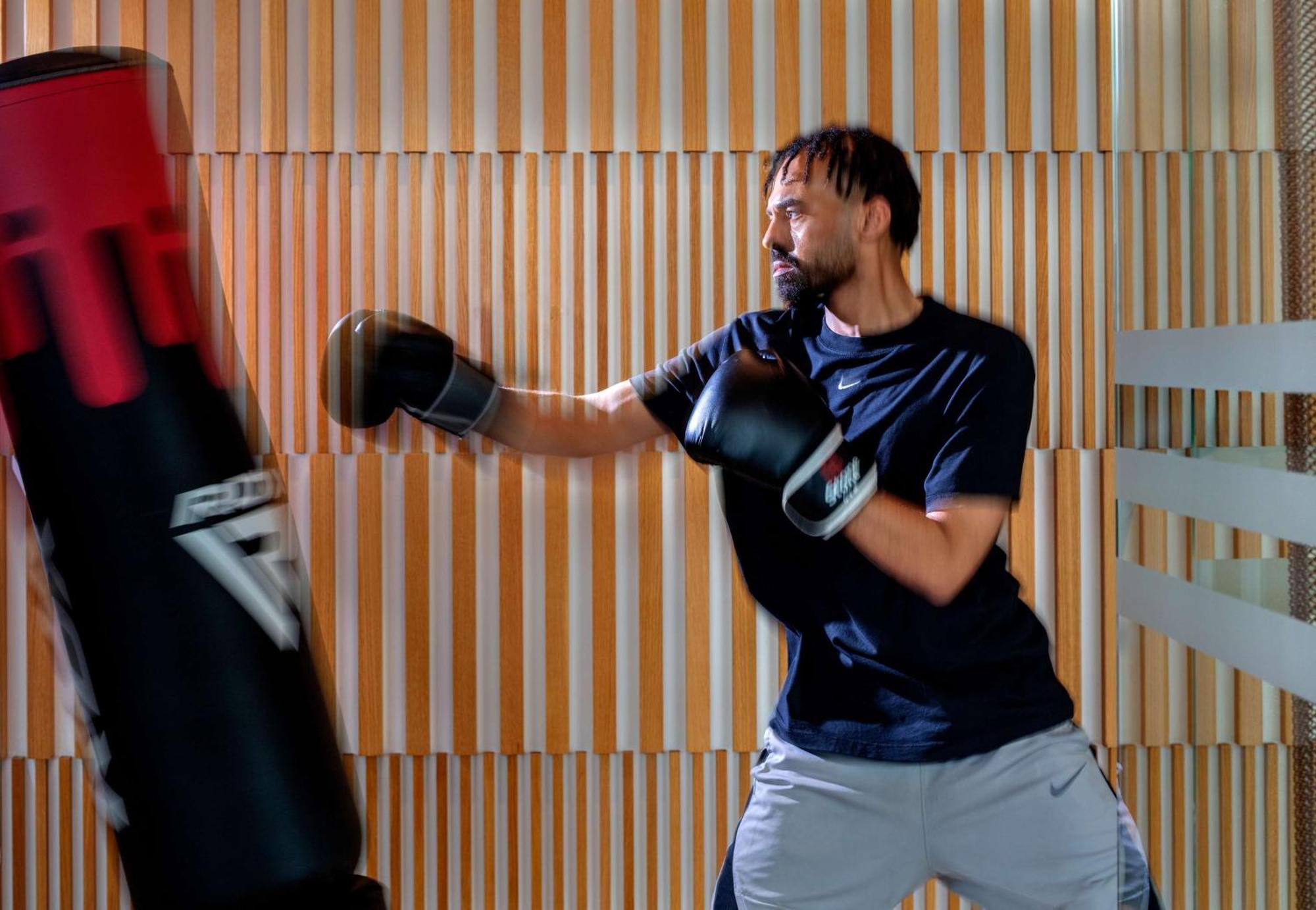 Hyatt Regency Riyadh Olaya Екстер'єр фото A boxer training with a heavy bag