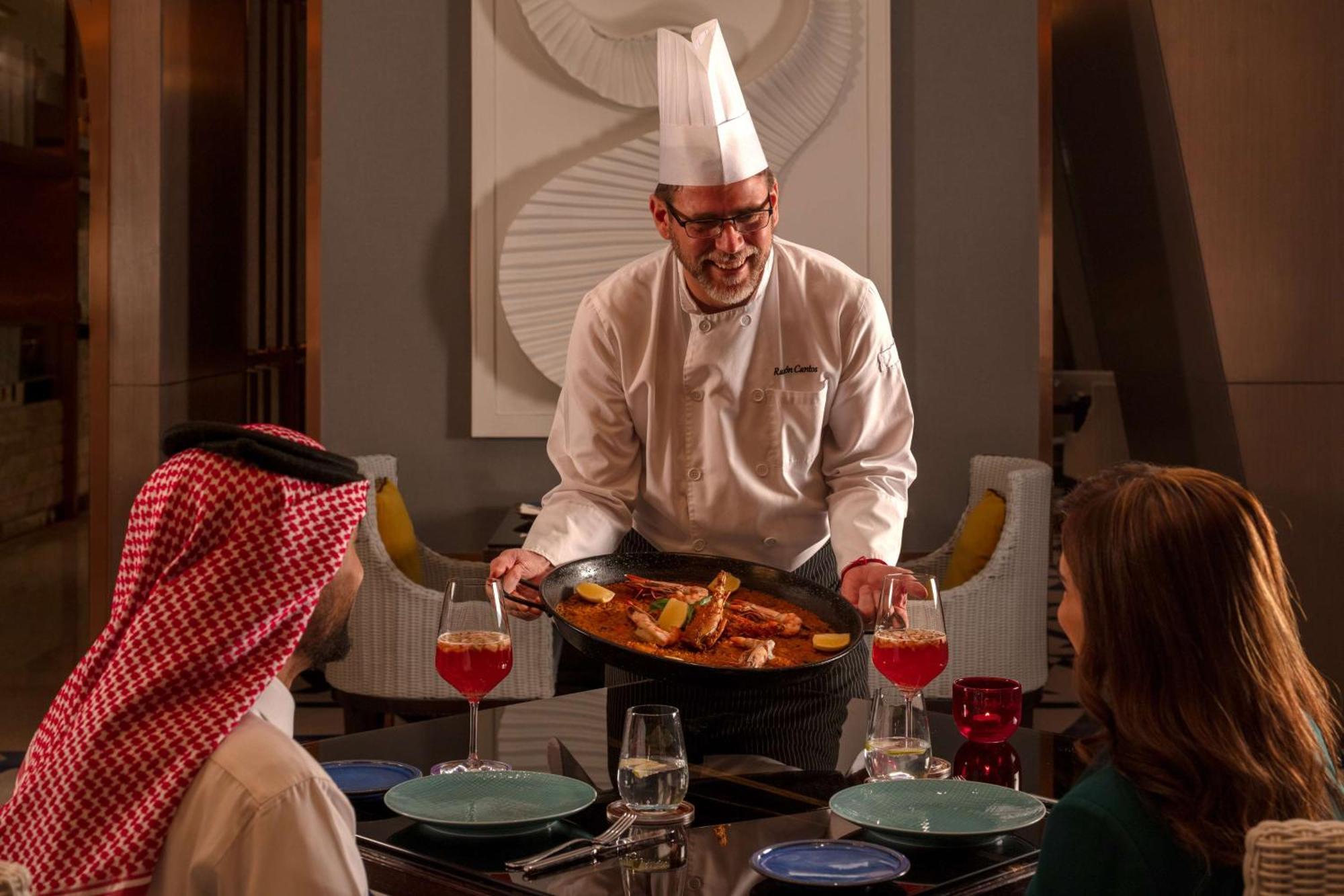 Hyatt Regency Riyadh Olaya Екстер'єр фото A chef serving food